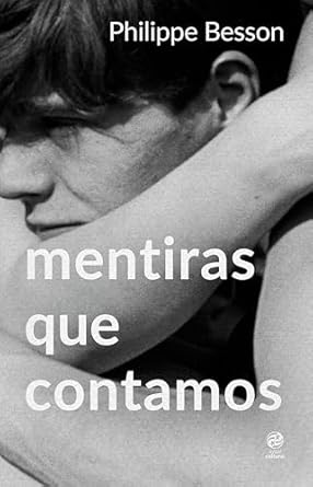 Mentiras que Contamos retrata o erotismo e a ternura do primeiro amor de Philippe e Thomas, um romance secreto fadado ao fim. Uma história sobre amor proibido, preconceito e a dor do tempo.