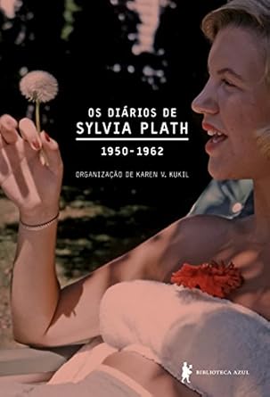 A Biblioteca Azul publica os diários de Sylvia Plath, abrangendo de 1950 a 1962, com relatos sobre sua vida universitária, casamento e carreira, revelando novas perspectivas sobre sua obra autobiográfica.