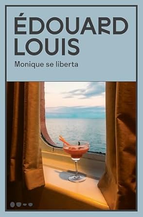 Édouard Louis narra a transformação de sua mãe, Monique, que, após um relacionamento degradante, recebe apoio emocional e financeiro do filho, permitindo que viva sozinha pela primeira vez, finalmente livre.