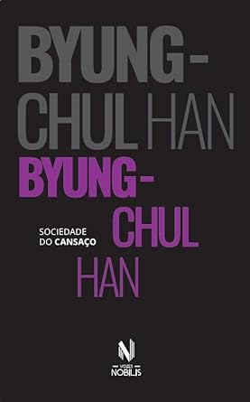 Byung-Chul Han, em sua obra, analisa a transição da sociedade da negatividade para uma dominada por excesso de positividade, revelando como isso gera doenças como depressão e esgotamento, formando uma "sociedade cansada".