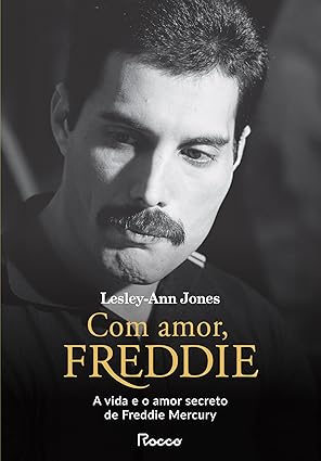 Freddie Mercury deixou 17 diários secretos, revelados apenas em 2021 a Lesley-Ann Jones. Em Com amor, Freddie, surgem segredos, medos, desejos, inspirações e o verdadeiro amor do cantor, num retrato íntimo e inédito.